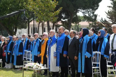 İZÜ'de 12. Mezuniyet Coşkusu