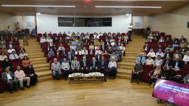 İstanbul Sabahattin Zaim Üniversitesinde (İZÜ) 2026-2027 Eğitim Öğretim Yılı Güz Dönemi Akademik Genel Kurul Toplantısı, Rektör Prof. Dr. İsmail Küçük, Rektör Yardımcıları Prof. Dr. Erhan İçener, Prof. Dr. Nihat Erdoğmuş ve Prof. Dr. Mehmet Zahmakıran, Genel Sekreter Dr. Fatih Hasdemir, dekanlar ve öğretim üyelerinin katılımıyla gerçekleştirildi. Toplantıda konuşan Rektör Prof. Dr. İsmail Küçük, üniversitenin tercih gücü, araştırma görünürlüğü ve performans çerçevesi başlıklarında değerlendirmelerde bulundu