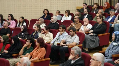 İstanbul Sabahattin Zaim Üniversitesinde (İZÜ) 2026-2027 Eğitim Öğretim Yılı Güz Dönemi Akademik Genel Kurul Toplantısı, Rektör Prof. Dr. İsmail Küçük, Rektör Yardımcıları Prof. Dr. Erhan İçener, Prof. Dr. Nihat Erdoğmuş ve Prof. Dr. Mehmet Zahmakıran, Genel Sekreter Dr. Fatih Hasdemir, dekanlar ve öğretim üyelerinin katılımıyla gerçekleştirildi. Toplantıda konuşan Rektör Prof. Dr. İsmail Küçük, üniversitenin tercih gücü, araştırma görünürlüğü ve performans çerçevesi başlıklarında değerlendirmelerde bulundu