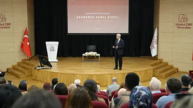 İstanbul Sabahattin Zaim Üniversitesinde (İZÜ) 2026-2027 Eğitim Öğretim Yılı Güz Dönemi Akademik Genel Kurul Toplantısı, Rektör Prof. Dr. İsmail Küçük, Rektör Yardımcıları Prof. Dr. Erhan İçener, Prof. Dr. Nihat Erdoğmuş ve Prof. Dr. Mehmet Zahmakıran, Genel Sekreter Dr. Fatih Hasdemir, dekanlar ve öğretim üyelerinin katılımıyla gerçekleştirildi. Toplantıda konuşan Rektör Prof. Dr. İsmail Küçük, üniversitenin tercih gücü, araştırma görünürlüğü ve performans çerçevesi başlıklarında değerlendirmelerde bulundu