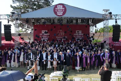 İZÜ'de 12. Mezuniyet Coşkusu