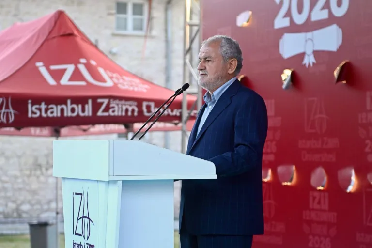 İZÜ'de 12. Mezuniyet Coşkusu